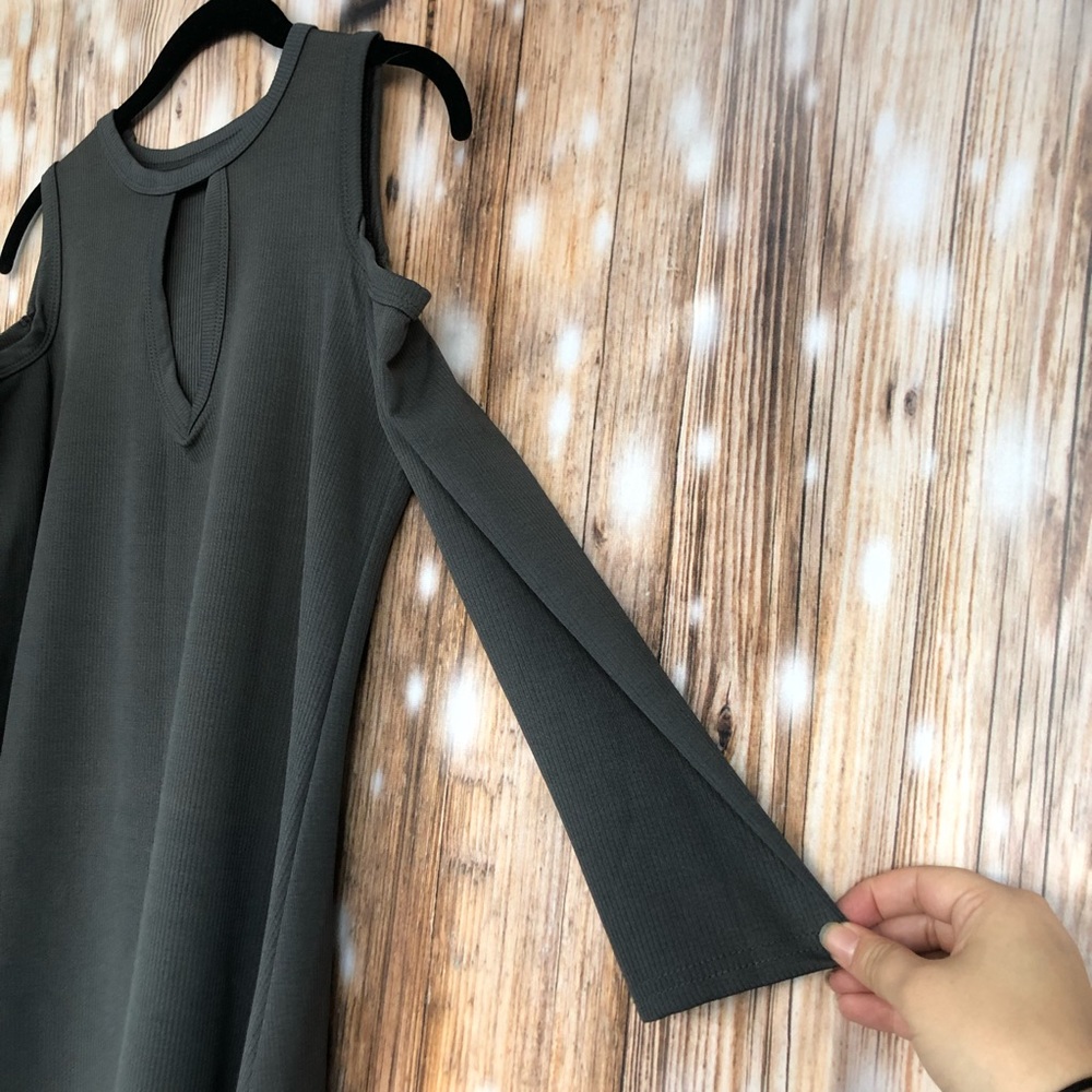 Gray Open Shoulder Keyhole Tunic Dress - Picture 4 of 8